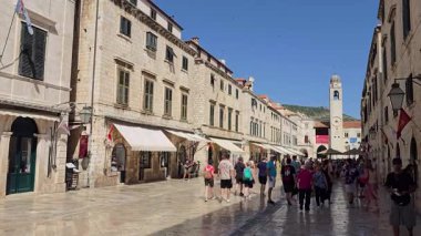 Dubrovnik, Hırvatistan - 24 Temmuz 2025: Stradun caddesinde yürüyen insanlar. Ana kireçtaşı kaldırımlı yaya sokağı Eski Şehir 'de yaklaşık 300 metre uzunluğunda..