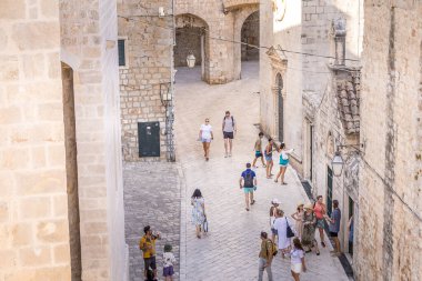 Dubrovnik, Hırvatistan - 20 Temmuz 2025: Eski Dubrovnik Şehri 'nde yürüyen insanlar. Şehrin sıradışı ortaçağ mimarisi ve tahkimatları UNESCO tarafından Dünya Mirası olarak kabul ediliyor..