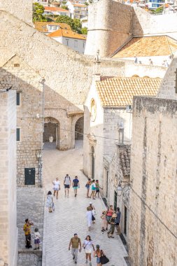 Dubrovnik, Hırvatistan - 20 Temmuz 2025: Eski Dubrovnik Şehri 'nde yürüyen insanlar. Şehrin sıradışı ortaçağ mimarisi ve tahkimatları UNESCO tarafından Dünya Mirası olarak kabul ediliyor..