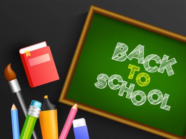 Geri için tebeşir yeşil Yönetim Kurulu ve malzemeleri elemanları tarafından yazılmış okul.