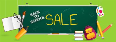 İçin okul satışı tekrar yeşil tebeşir tahtası ve silgi, kurşun kalem, çanta, kitaplar, fırça, açık defter, Gözlük, resim plaka, arka plan asılı üzerinde fosforlu kalem kalem.