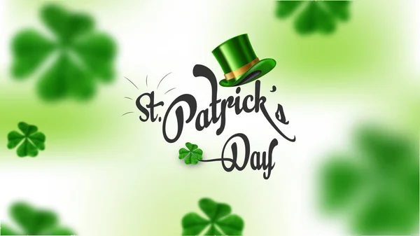 Stijlvolle belettering van st patrick's day met hoed op wazig klaver. — Stockvector