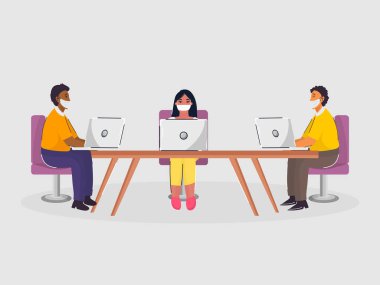 İş yerinde birlikte çalışırken sosyal mesafeyi koruyan ofis çalışanları.