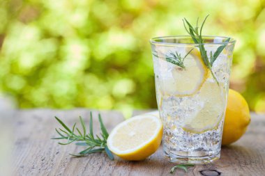 serinletici limonata içecek gözlük rosemary ile