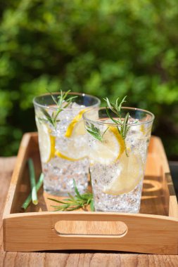 serinletici limonata içecek gözlük rosemary ile