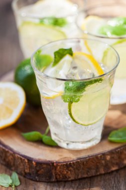 Nane limon limon bahçesinde ferahlatıcı limonata içmek