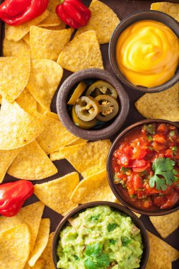 Meksika Nacho tortilla cips Guakamole, salsa ve peynir sos ile
