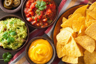 Meksika Nacho tortilla cips Guakamole, salsa ve peynir sos ile