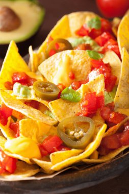 salsa, peynir ve jalapeno nachos dolu