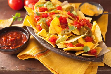 Nacho yüklü ile salsa, guacamole, peynir ve jalapeno