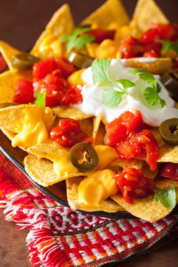 salsa, peynir ve jalapeno nachos dolu