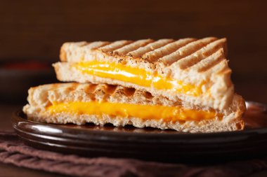 ızgara peynir sandviç rustik kahverengi zemin üzerine