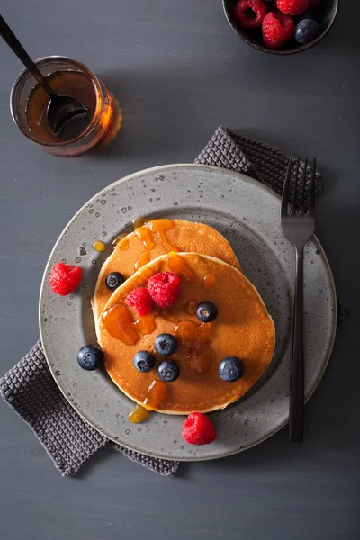 ブルーベリー ラズベリー蜂蜜と朝食のジャムのパンケーキ — ストック写真
