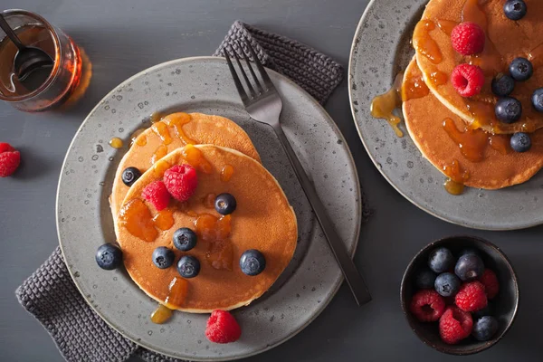 Pancake Dengan Madu Blueberry Raspberry Dan Selai Untuk Sarapan — Stok Foto