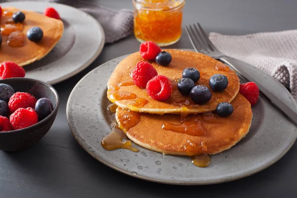 Pancake Dengan Madu Blueberry Raspberry Dan Selai Untuk Sarapan — Stok Foto