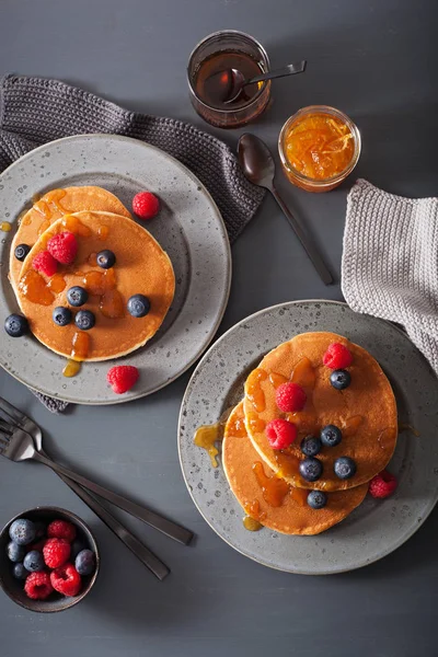 Pancake Dengan Madu Blueberry Raspberry Dan Selai Untuk Sarapan — Stok Foto