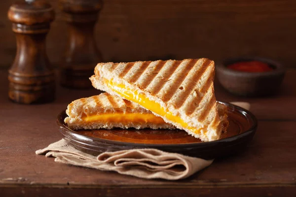 Panino Formaggio Alla Griglia Sfondo Marrone Rustico — Foto Stock