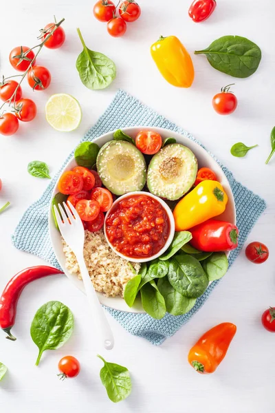 Wegańskie Buddha Bowl Zdrowe Lunch Miska Avocado Pomidor Papryka Quinoa — Zdjęcie stockowe