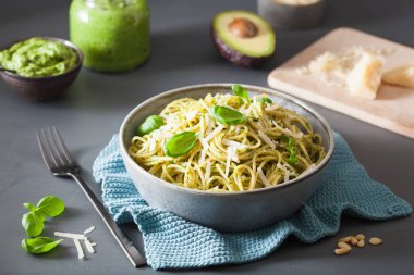 Avokado fesleğen pesto soslu spagetti makarna