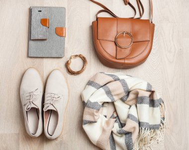 kadın düz lay elbise ayakkabı, eşarp, bilezik, çanta, tablet, smartlphone. Moda blog, Giysi, alışveriş