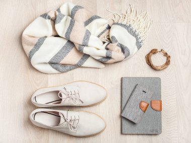 kadın düz lay elbise ayakkabı, eşarp, bilezik, çanta, tablet, smartlphone. Moda blog, Giysi, alışveriş