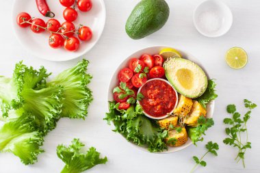 Vegan Buda kase. avokado, domates, Mısır, salsa ile sağlıklı öğle yemeği kase