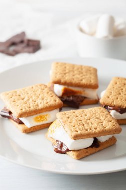 ev yapımı lokum şekerleme kraker çikolata ile