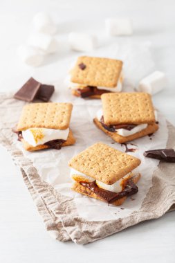 ev yapımı lokum şekerleme kraker çikolata ile