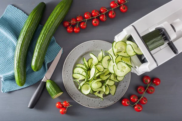 Spiralizing Zelenina Okurky Spiralizéru — Stock fotografie