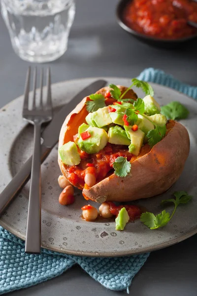 Batata Doce Assada Com Salsa Abacate Feijão — Fotografia de Stock