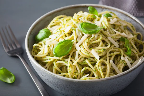 Avokado Fesleğen Pesto Soslu Spagetti Makarna — Stok fotoğraf