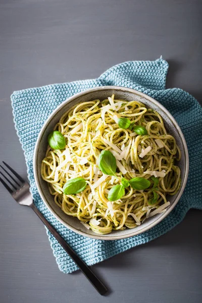 Avokado Fesleğen Pesto Soslu Spagetti Makarna — Stok fotoğraf