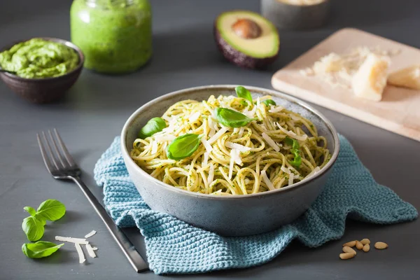 Makaron Spaghetti Sosem Pesto Awokado Bazylia — Zdjęcie stockowe