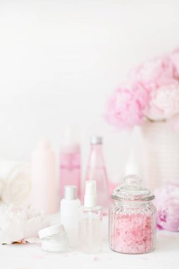 banyo ve spa Şakayık çiçekleri güzellik ürünleri havlu ile