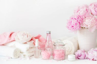 banyo ve spa Şakayık çiçekleri güzellik ürünleri havlu ile