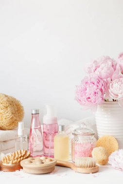 banyo ve spa Şakayık çiçekleri güzellik ürünleri havlu ile