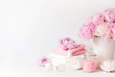 banyo ve spa Şakayık çiçekleri güzellik ürünleri havlu ile