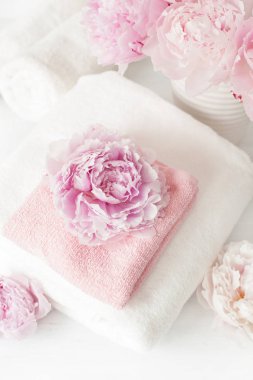 banyo ve spa Şakayık çiçekleri havlu ile