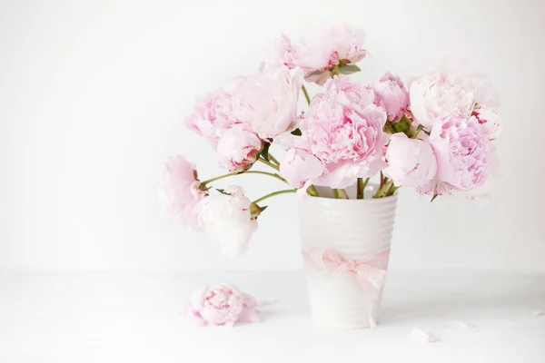 Gyönyörű Rózsaszín Bazsarózsa Virágok Csokor Vázában — Stock Fotó