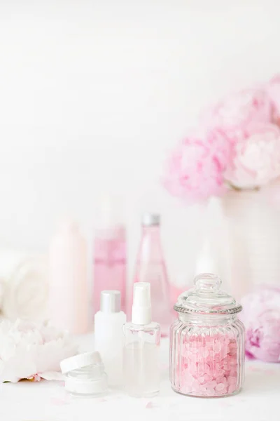 Baño Spa Con Peonía Flores Productos Belleza Toallas — Foto de Stock