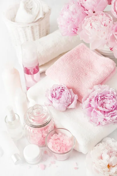 Bad Och Spa Med Pion Blommor Skönhet Produkter Handdukar — Stockfoto