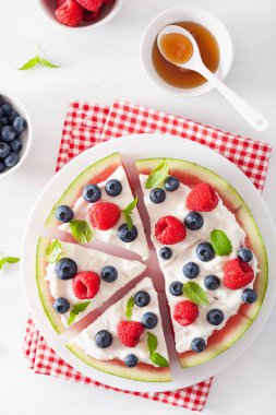 Yoğurt ve böğürtlenli karpuz pizza dilimleri, yaz tatlısı.