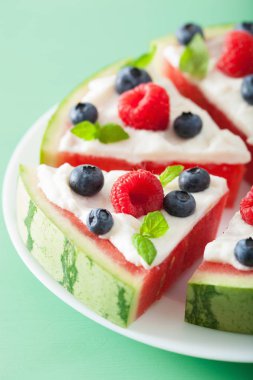 Yoğurt ve böğürtlenli karpuz pizza dilimleri, yaz tatlısı.