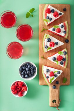 Yoğurt ve böğürtlenli karpuz pizza dilimleri, yaz tatlısı.