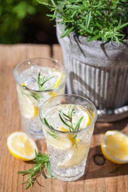 serinletici limonata içecek gözlük rosemary ile