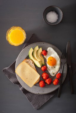 sahanda yumurta, avokado, domates sağlıklı kahvaltı için