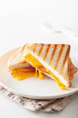 Kızarmış jambonlu ve peynirli sandviç.