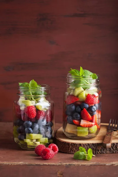 Gyümölcs Saláta Befőttesüvegbe Blueberry Eper Kiwi Alma Menta — Stock Fotó