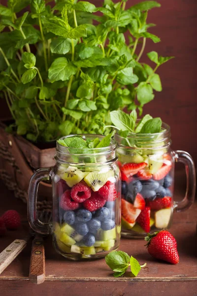 Salade Fruits Bocal Maçon Fraise Myrtille Kiwi Pomme Menthe — Photo