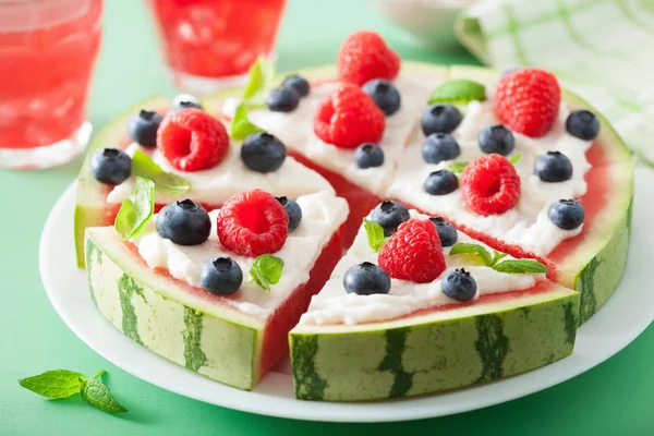 Wassermelonen Pizzascheiben Mit Joghurt Und Beeren Sommer Dessert — Stockfoto